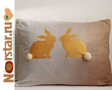 Подушка с зайцами