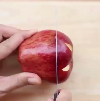  Как просто и красиво нарезать яблоко к праздничному столу