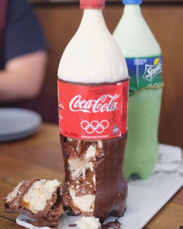 Стильный торт в форме бутылки Coca Cola