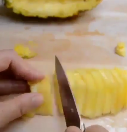 Как красиво нарезать ананас к столу? 