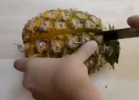 Как красиво нарезать ананас к столу? 