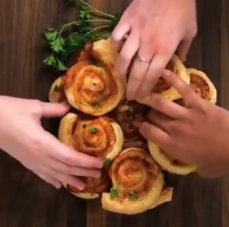 Вкуснейшие тающие во рту рулетики с ветчиной и сыром Вкуснейшие тающие во рту рулетики с ветчиной и сыром