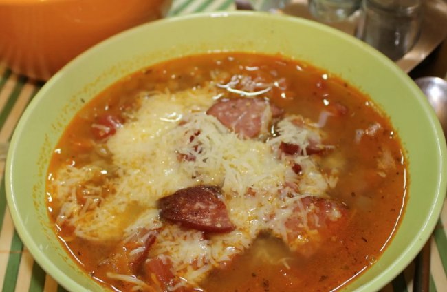 Острый чечевичный суп с колбасой «Домашней»